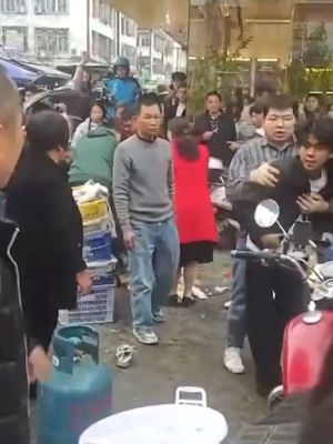 女人被扒衣