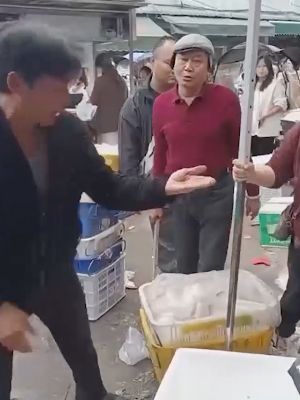 摊贩打架