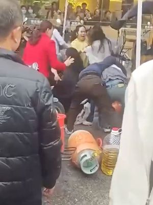 女人被扒衣