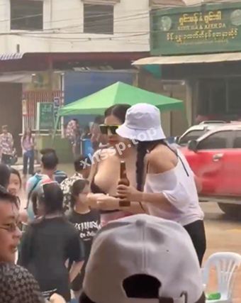 妹子当街裸舞
