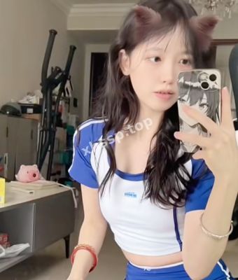 酥胸半露